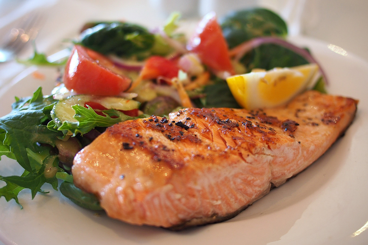 A lazac kiváló fehérjében, vitaminokban és ásványi anyagokban is bővelkedik, ugyanakkor az omega-3 zsírsav egyik legkiválóbb forrása. Egy héten legalább háromszor fogyassz olajos halat: lazacot, tonhalat, makrélát vagy heringet.
