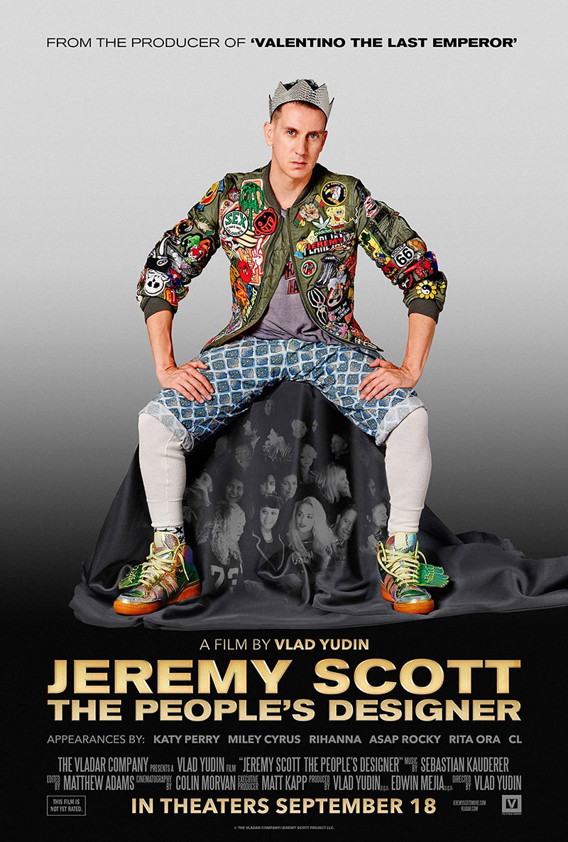 Ez a dokumentumfilm az amerikai divattervező, Jeremy Scott felemelkedését követi nyomon. Kevesen tudják, hogy a Moschino kreatív igazgatója egykor egy kisvárosban élt Missouri államban. Ma pedig sztárok állnak sorba az általa tervezett ruhákért.