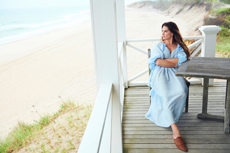 A színésznőt nyárias hangulatban fotózták a parton, olyan ruhákban, melyek kényelmesebbé teszik a pihenést.