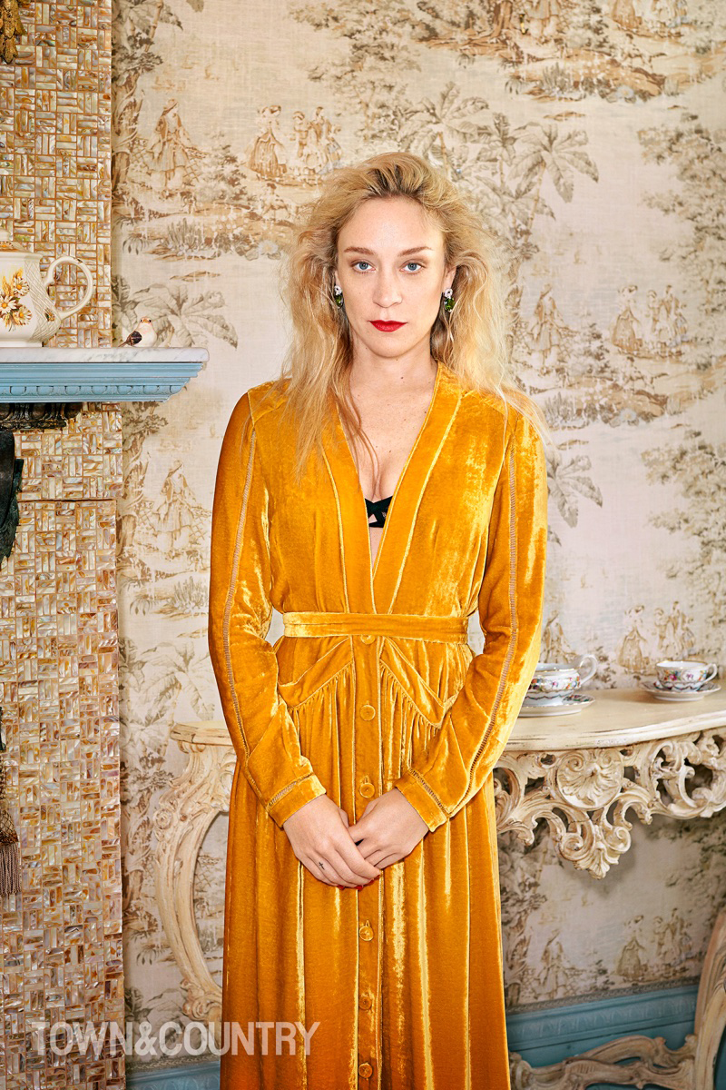 A Bottega Veneta aranysárga ruhájában tényleg úgy fest, mint egy vérbeli modell.