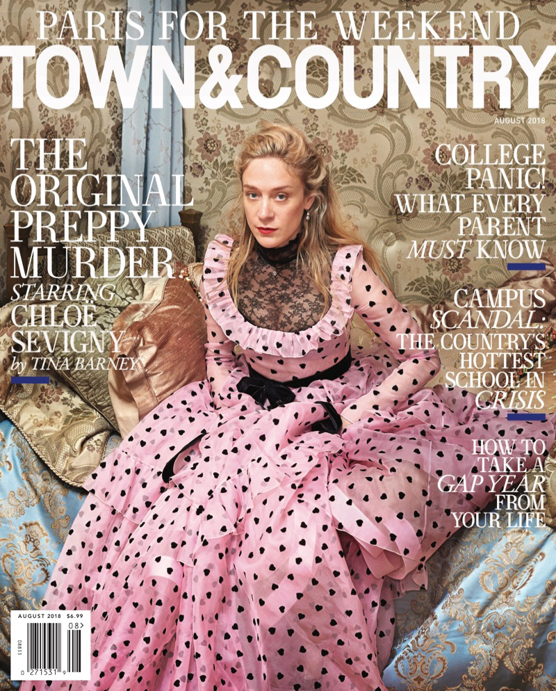 A Town & Country augusztusi címlapján egy rózsaszín Valentino-ruhát visel a színésznő. A fotókat Tina Barney készítette.