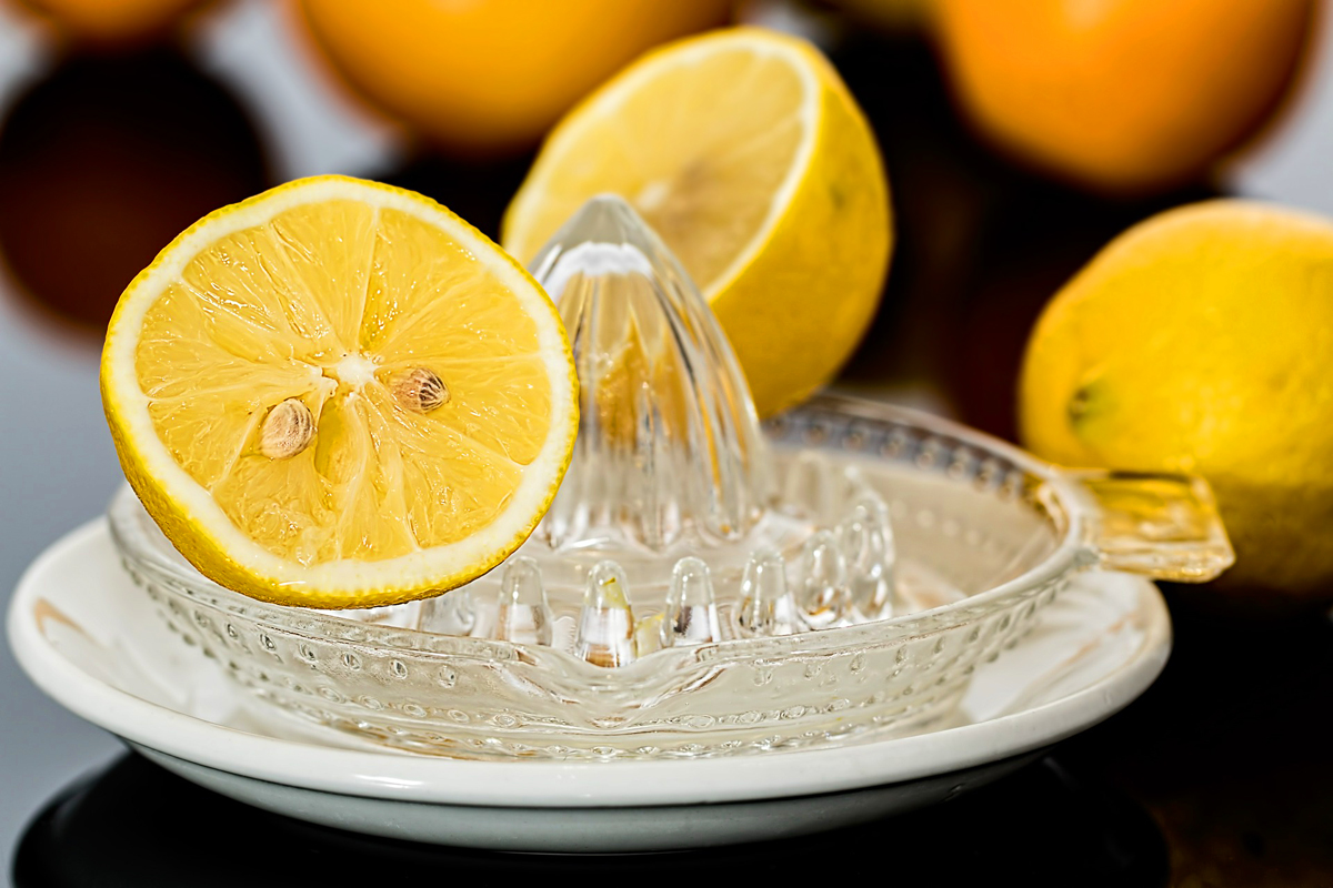 A C-vitamin elengedhetetlen a zsírbontás szempontjából, éppen ezért a citromkarikák is hozzájárulnak az egészségesebb fogyáshoz.