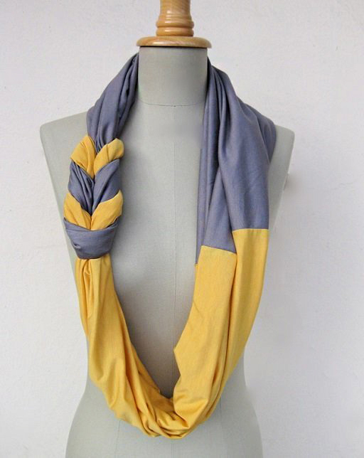 Egy könnyed, vékony sálra nyáron is szükség lehet. <a href=‘http://alldaychic.com/old-t-shirts-braided-scarf-diy/‘ target=‘_blank‘>Csodás kiegészítőt nyerhetsz</a> két szín összefonásából!