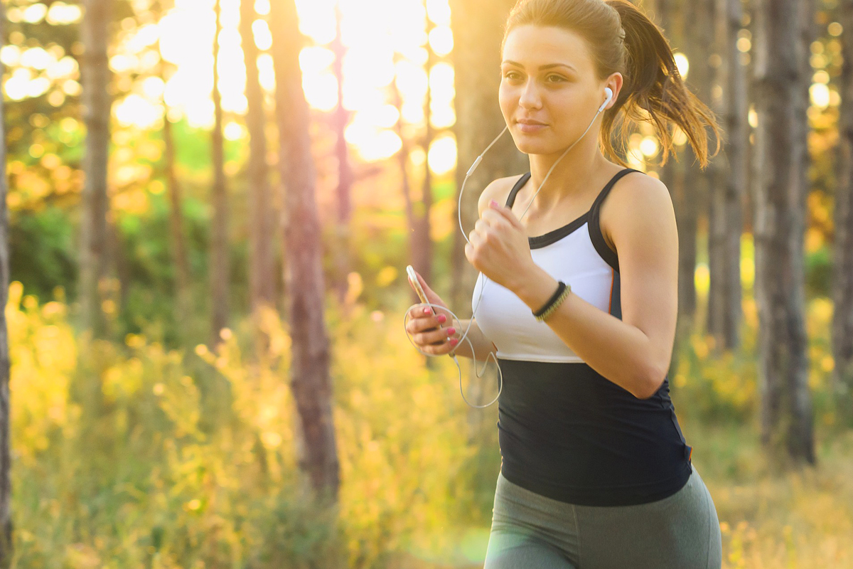 Akik fogyni kívánnak, a legtöbben futni kezdenek, de nem árt tudni, hogy nem minden esetben hatékony edzés a futás. Itt is fontos, hogy zsírégető pulzustartományban történjen az edzés, persze lehet váltogatni a tempót és az intenzitást. Zsírégető zónában egy óra futás alatt nagyjából 400 kalóriát lehet elégetni, míg intenzívebb futás során egy óra alatt akár 700 kalória is ledobható. Persze érdemes jól ismerni és kitapasztalni a saját állóképességedet, hogy elkerüld a rosszullétet és a sérüléseket.