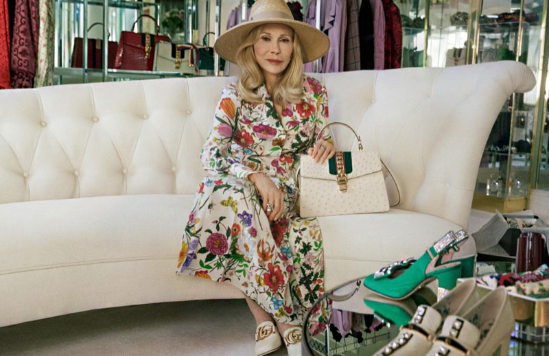Faye Dunaway sokkal jobban néz ki, mint tavaly, a mosolya is természetesebb. Ez a mezei virágos ruha pedig különösen jól állt neki a Gucci kampányában. 