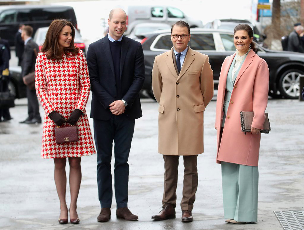 A hatvanas éveket idéző Catherine Walker-kabátkájában viszont csodásan festett Katalin. 