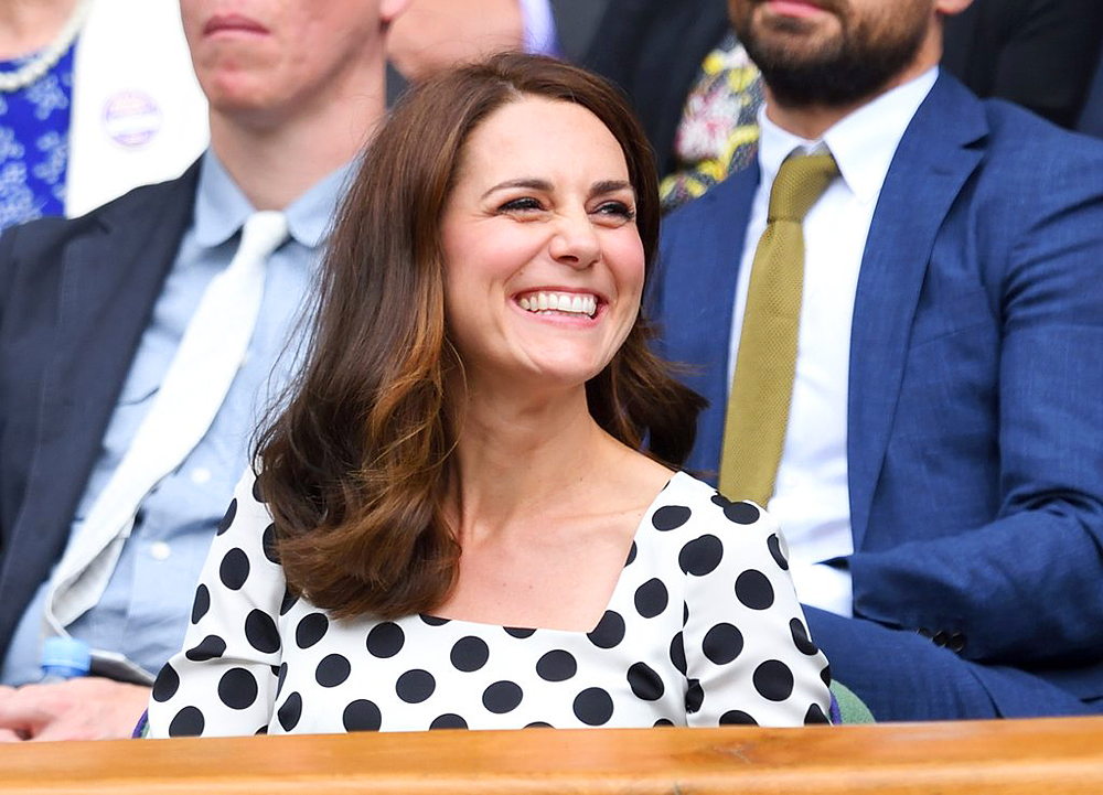 Azért megértjük, miért nem lett merészebb a változtatás: ez egy praktikus hajhossz Kate Middleton számára, aki hercegné és anya is egyben. 
