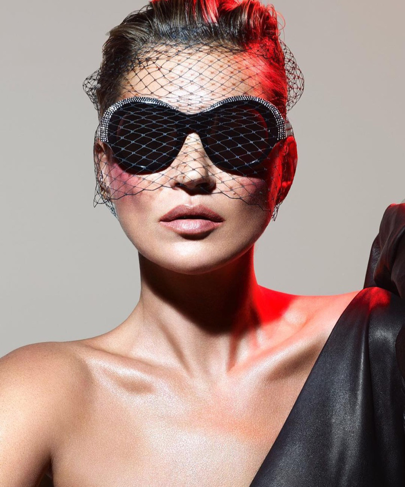 Kate Moss arcának nagy részét kitakarják a napszemüvegek, de nemcsak emiatt felismerhetetlen a kampányképeken. Mivel a retusálást ellenzők tábora egyre nagyobbra duzzad a divatiparban, így van egy olyan sejtésünk, hogy ennek a divatanyagnak sokan nem fognak örülni.