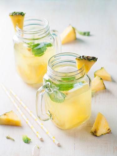 Szuper zsírégető ital az ananász erejével: az ananász szinte minden diétás étrendben megtalálható, hiszen tisztítja a bélrendszert, gyorsítja az anyagcserét, és beindít minden olyan folyamatot a szervezetben, ami a fogyáshoz kell. Természetesen friss ananászt válassz a célra, ne cukrozott konzervet. A konzervvel ellentétben az ananász igencsak energiaszegény: 15 dkg csupán 48 kalóriát tartalmaz. Egy liter vízhez kockázd fel egy közepes ananász húsát, és tegyél mellé hat-nyolc mentalevelet.