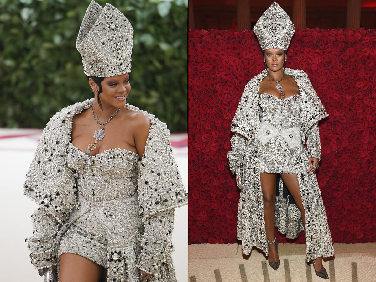 Rihanna szexi püspöknek öltözött, és azon cseppet sem csodálkozunk, hogy aprólékosan kidolgozott ruhája a Maison Margiela by John Galliano kreativitását dicséri.