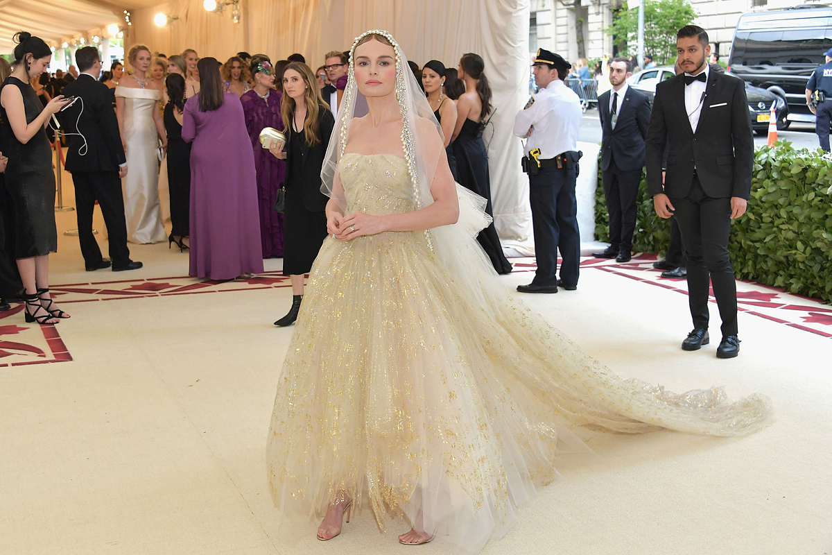 Kate Bosworth menyasszonyi ruhát öltött magára, amiben úgy festett, mint egy szent. Az Oscar de la Renta csodás kreációját viselte.