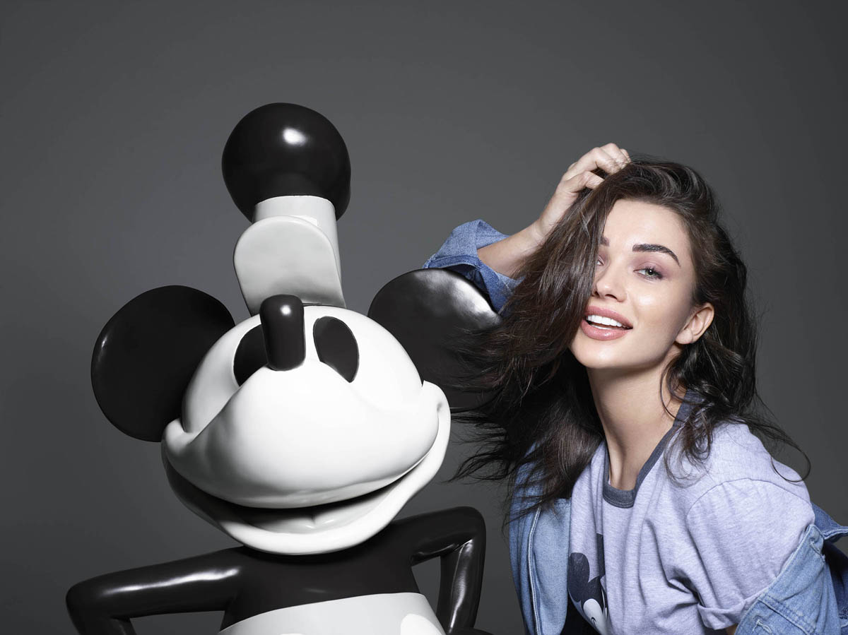 Amy Jackson a retró Mickey egérrel pózolt.