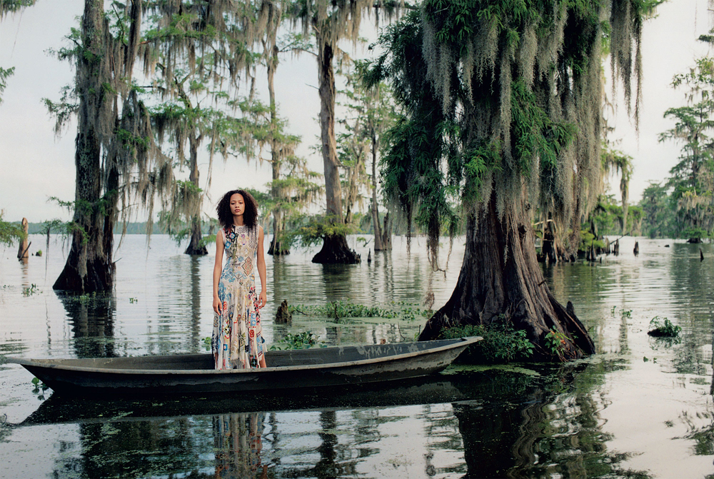 Selena Forrest azt vallja, hogy Louisiana mindig is az otthona lesz. Úgy véli, hogy az a hely, ahol felnövünk, meghatározza személyiségünket, hiszen az adja humorérzékünket, szabadságunkat, világnézetünket. A ruháját pedig az Alexander McQueen-divatház adta.