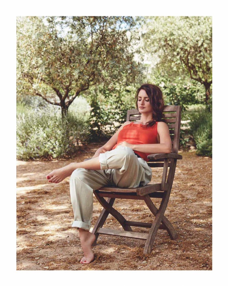 Imádjuk rajta a Nina Ricci lezser nadrágját, amihez jól passzol az élénkpiros body.