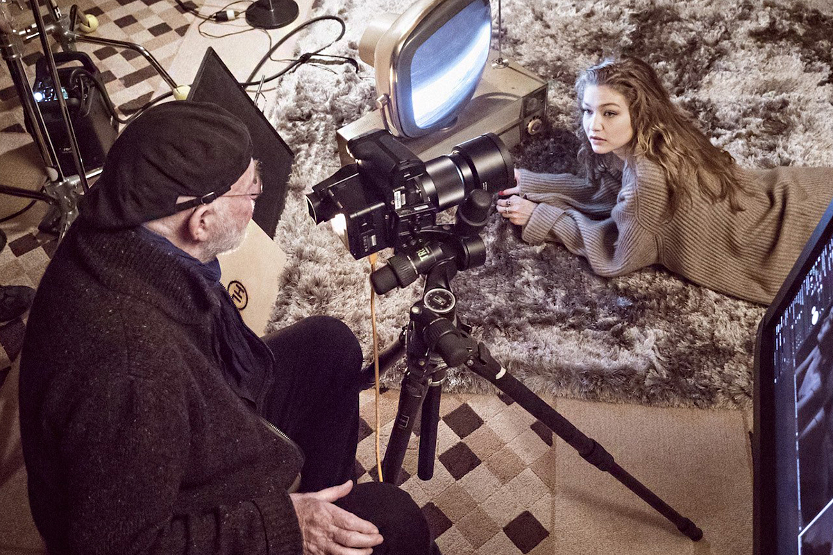 Közös munka: a fotós, Albert Watson Gigi Hadid modellt instruálja.
