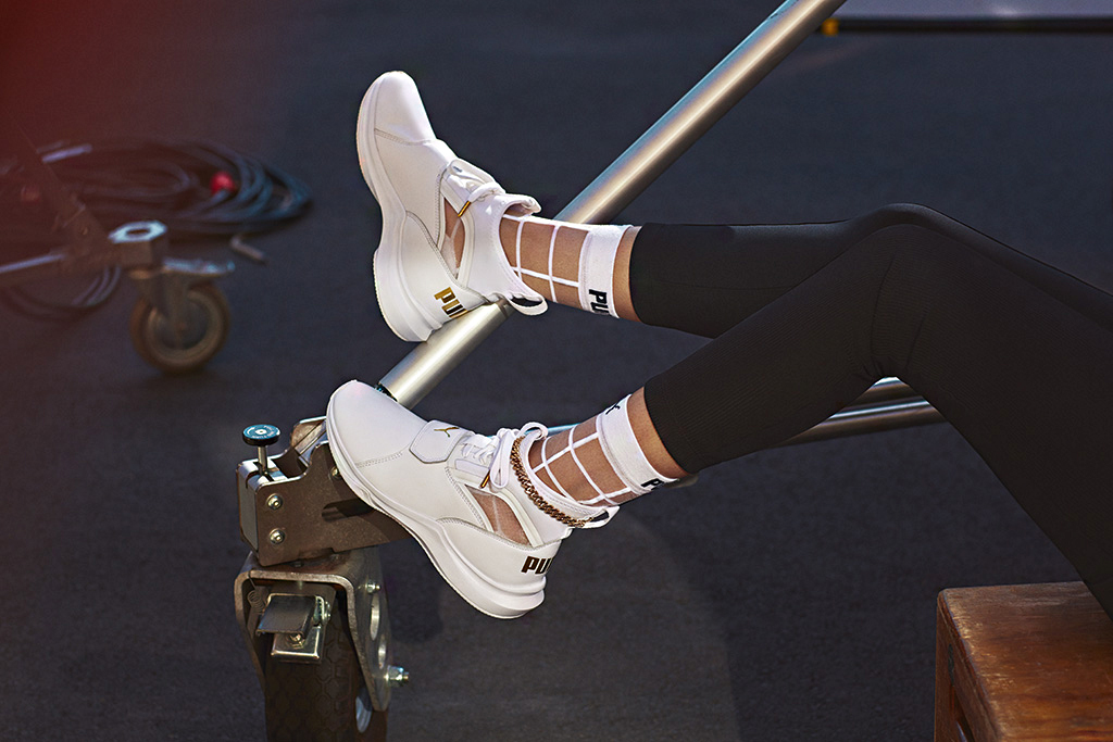 A sportcipőhöz különleges, rácsos zoknit is tervezett Selena Gomez.