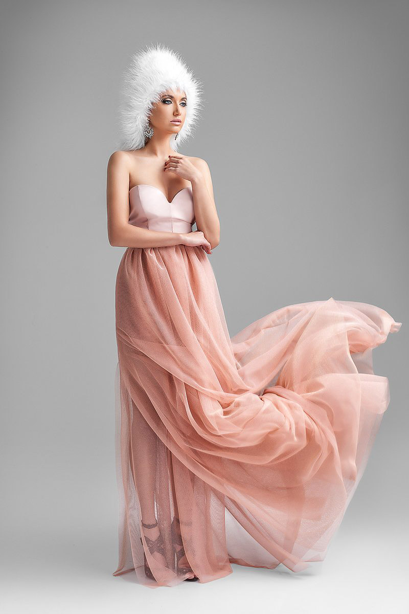 Ez a ruha indította el a Vogue felkérését 2016-ban, ekkor még alig egy éve jelent meg a Whispering Wind márka a hazai piacon. A fotót Debreczeni Zita készítette.