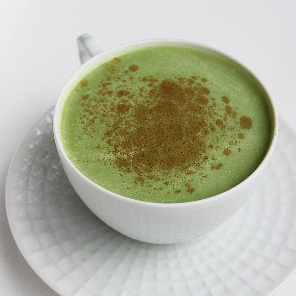 Matcha zöld tea latte hozzávalói: 1 csésze kókusztej, 2 g matcha zöld tea por, 1/3 csésze meleg víz, ízlés szerint némi édesítőszer és fahéj. Melegítsd fel a kókusztejet egy edényben, a matcha port add hozzá a meleg vízhez, majd az egészet öntsd össze egy nagy keverőtálban. Habverővel verd fel habosra, majd fahéjjal megszórva tálald.