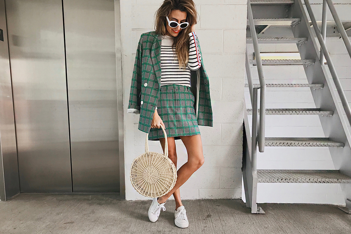 A Hello Fashion bloggere, Christine Andrew bebizonyítja, hogy a csíkos és kockás minta sem üti egymást, ha az öltözék színvilága harmonikusan összecseng.