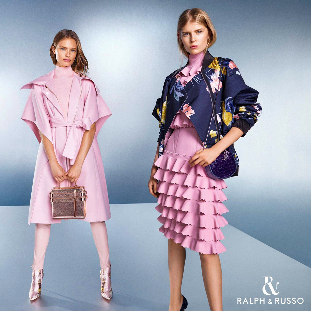 Krémes pasztellszínek és színes virágminták jönnek, ahogy azt a Ralph & Russo reklámfotóján is láthatjuk.<br />