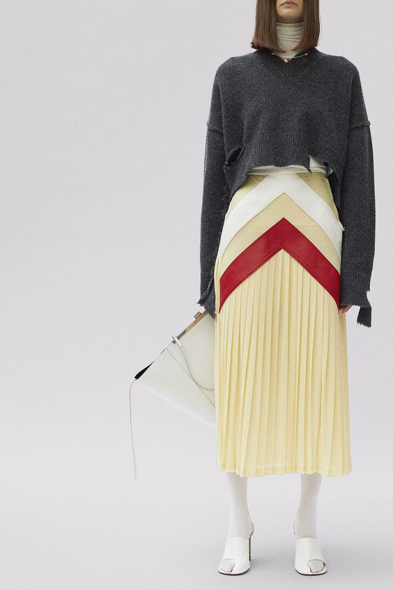 Őszi kollekciójában a Céline divatház garbóval és szakadt pulóverrel kombinálta a pliszírozott szoknyát.