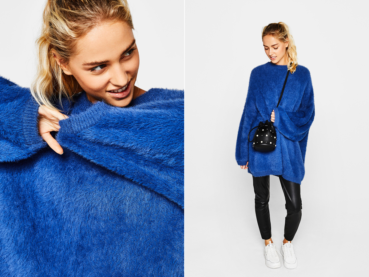 Szőrös, vadítóan kék, oversize pulóvercsoda a Bershka őszi kínálatából, 8995 forintért.