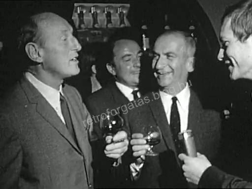 bourvil_et_louis_de_funes_dans_une_cave_de_meursault_2.jpg