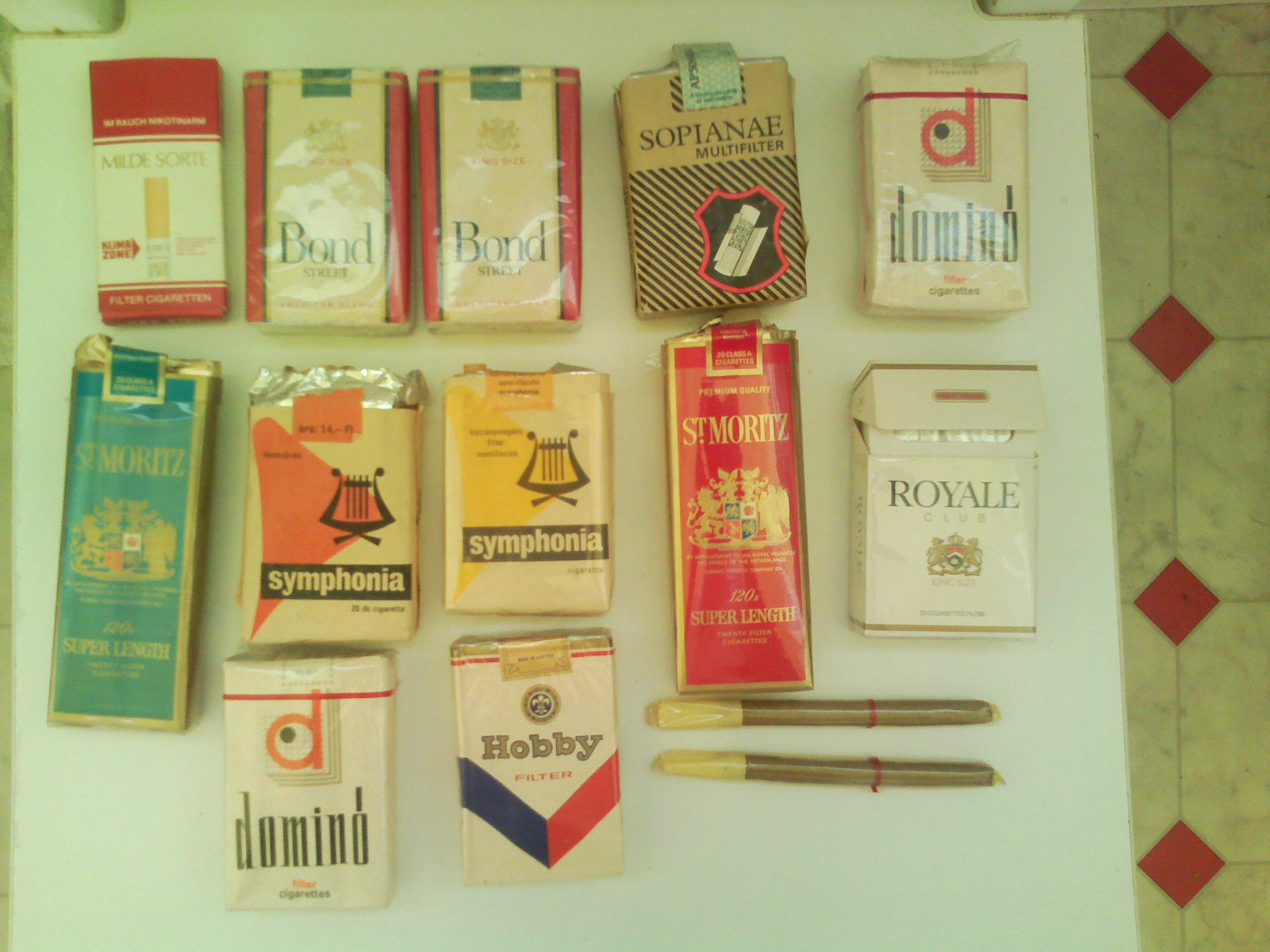 Régi cigaretták, gyufásdobozok, öngyújtók