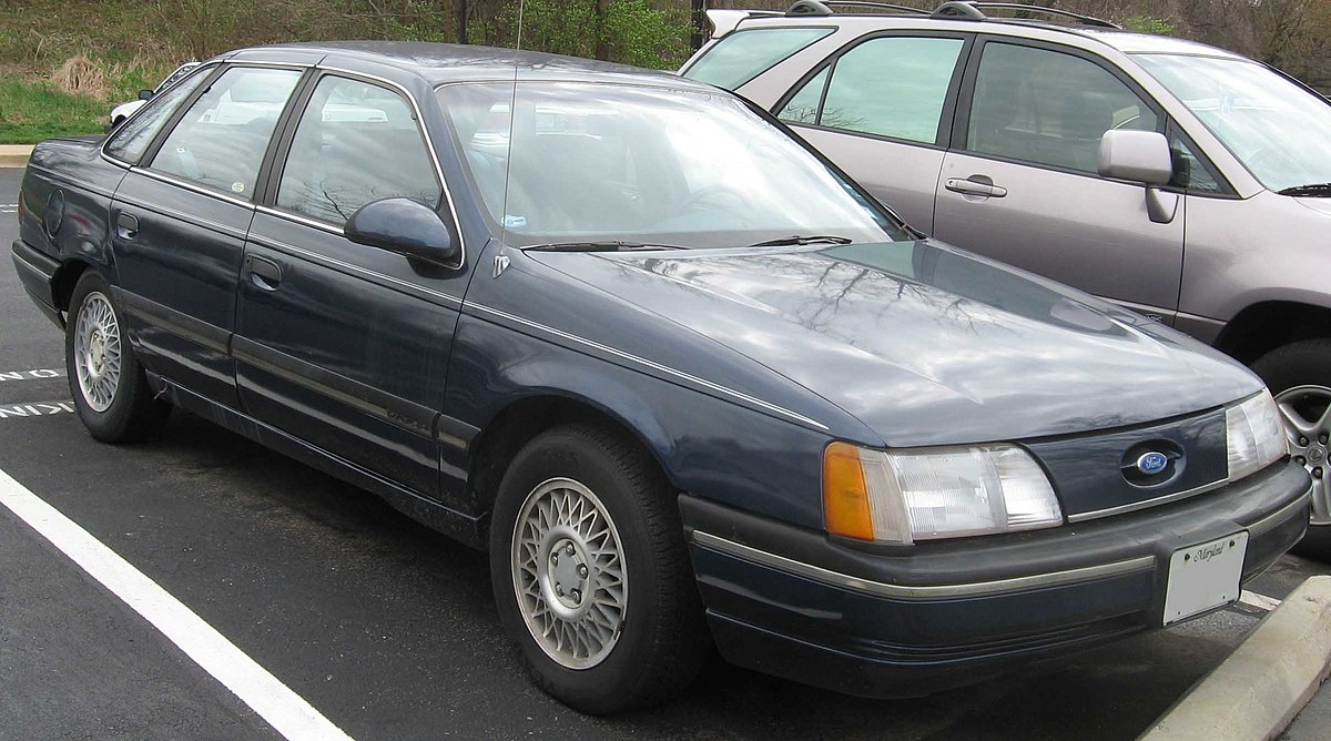 1st_ford_taurus_gl_sedan.jpg