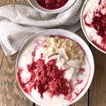 Kókuszos maca porridge forró málna szósszal