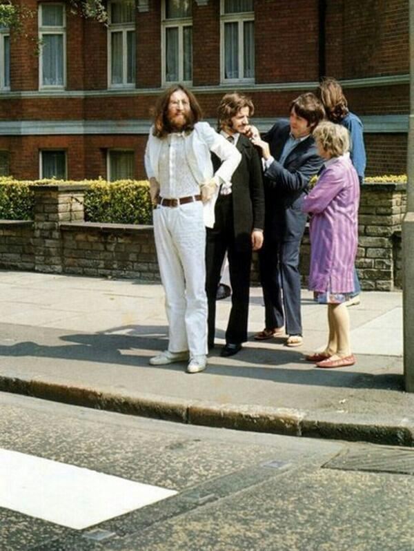 6_a_pillanat_mielott_a_beatles_atkelt_az_abbey_roadon_1969.jpg