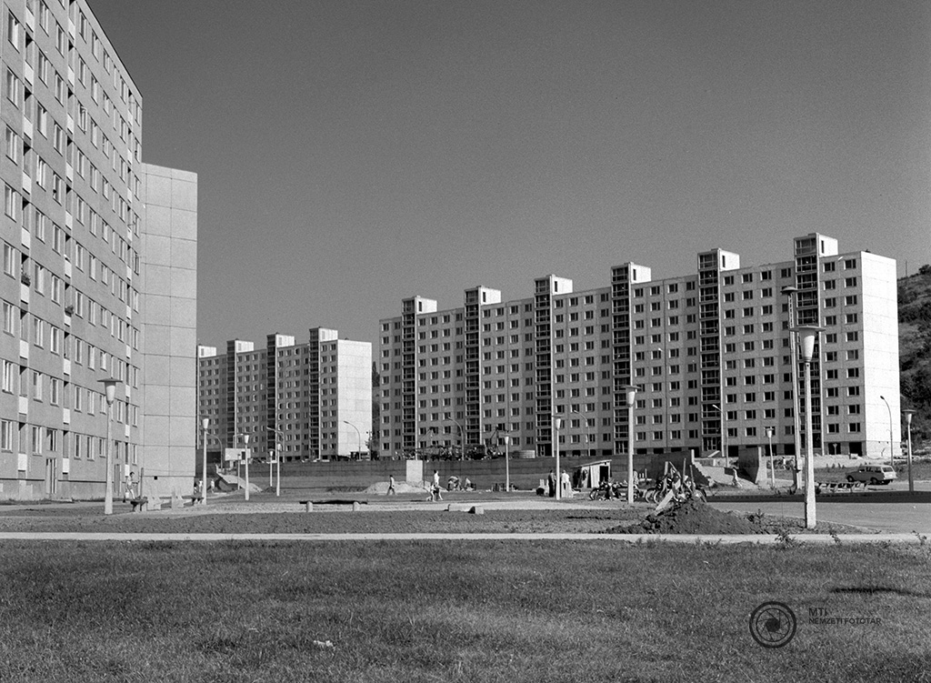 Ózd, 1974. július 17. Új városközpont épül Ózdon a hajdani ‘gyújtó‘ városrész helyén. Már több tízemeletes sávházba beköltöztek a lakók. MTI Fotó: Érczi K. Gyula