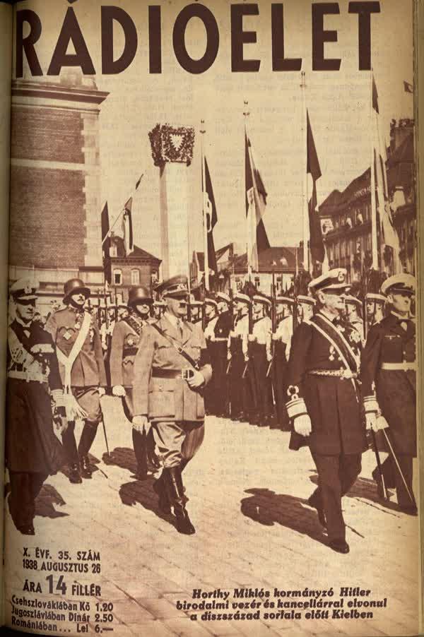 1938. augusztus 26. Horthy kormányzó és Hitler birodalmi kancellár Kielben. Hitler maga mellett akarta tudni Magyarországot, de végig nem bízott Horthyban, akit túl konzervatívnak talált. A bécsi döntésekkel visszaadott elszakított területekkel próbálta a magyarokat az oldalára állítani stabil szövetségesként.