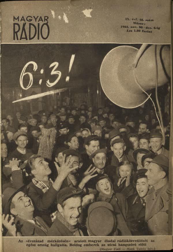 1953. november 30. Az ‘Évszázad mérkőzését‘ utcai hangszórón hallgató boldog tömeg ünnepli a magyar győzelmet. A visszavágón 7:1-re győztünk itthon.