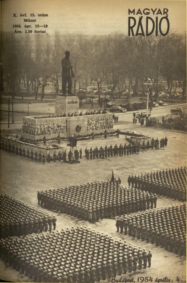 1954. április 12. Az április 4-i ünnepségek a Felvonulási téren a Sztálin szobor alatt. A Generalisszimusz már egy éve elment és a szobra sem sokáig ácsorog már ott.