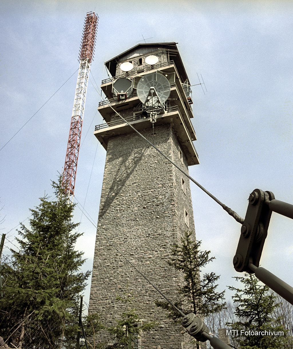 1962. április 20. Az ország legmagasabb pontján, az 1014 méter magas Kékestetőn lévő távközlési torony, amely az úgynevezett keleti mikrohullámú lánc tagja. A televíziós műsorszórás mellett telefonbeszélgetések továbbítására is alkalmas. MTI Fotó: Lajos György