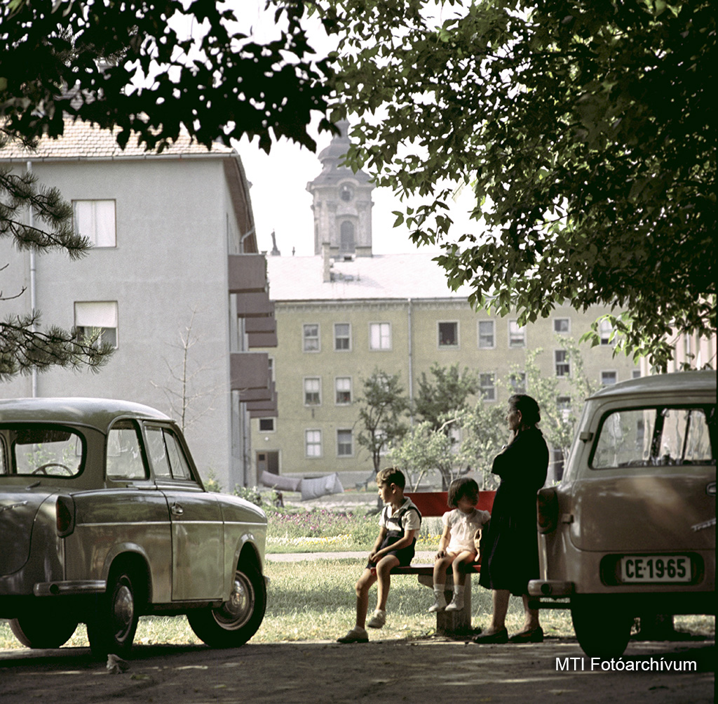 1962. augusztus 15. Eger. Várakozó asszony két gyermekkel, a háttérben a minorita templom tornya látszik. MTI Fotó: Lajos György