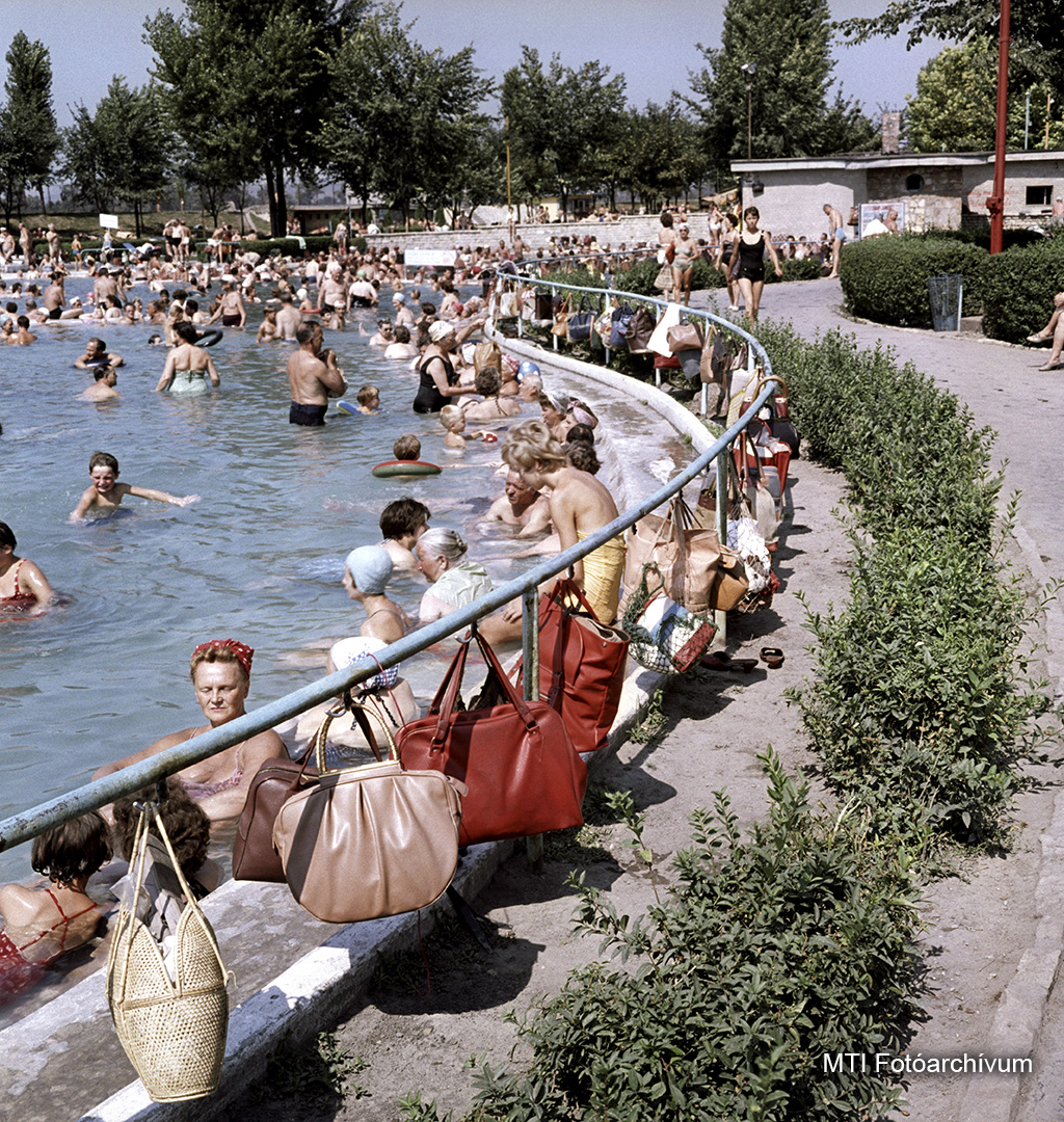 1962. augusztus 26. Fürdőző vendégek és csomagjaik a medence szélénél a Szabadság Strandfürdőben, az Árpád híd pesti-, északi oldalán, a Duna mellett. MTI Fotó: Horling Róbert