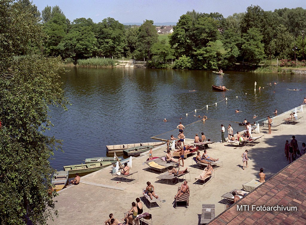 1965. július 15. Napozók a Sopron melletti Tómalom strandon. MTI Fotó: Járai Rudolf