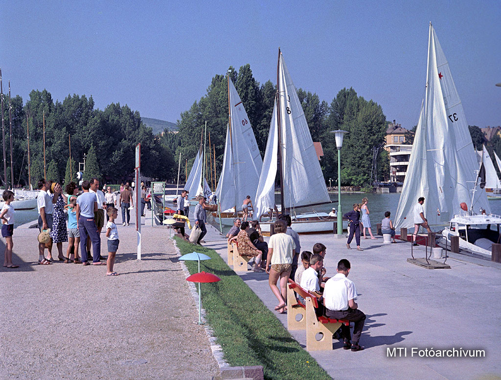 1965. július 25. Előkészítik a vitorlásokat a Kék szalag versenyre Balatonfüreden. MTI Fotó: Járai Rudolf
