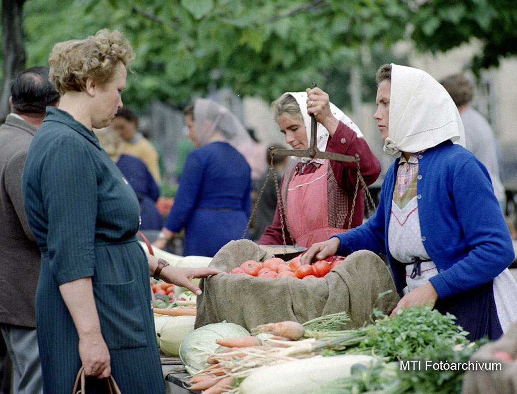 1965. augusztus 19. Zöldségárus kofák a soproni zöldségpiacon. MTI Fotó: Járai Rudolf