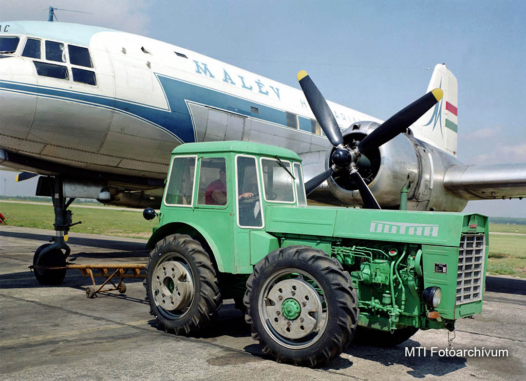 1968. május 8. A Vörös Csillag traktorgyár két DUTRA típusú traktorral segíti Ferihegyen a repülőgépek földi vontatását. A D 4K/B és az UE 51 típusú traktorokkal rendezik a földi mozgatást, ami által nagy mennyiségű üzemanyag takarítható meg és a repülőgép- motorok élettartalma is nő. A képen: az UE 50 traktor vontatja az IL 14-es repülőgépet. MTI Fotó: Jármai Béla