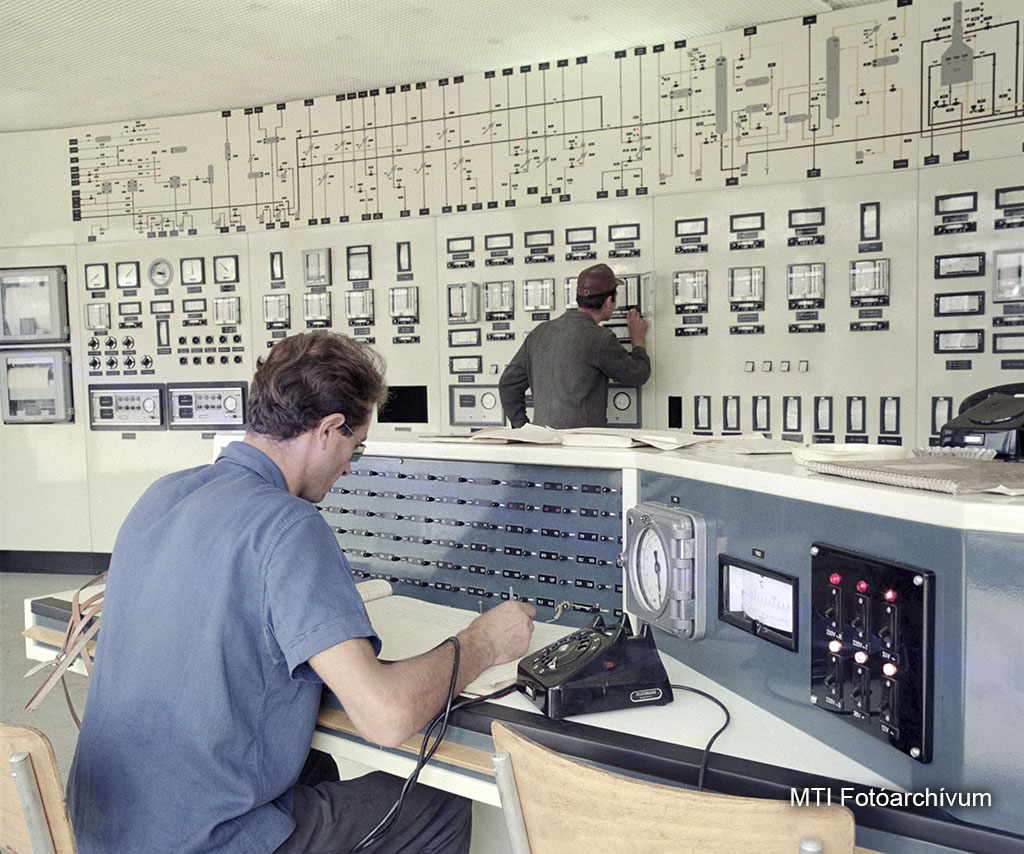 1968. augusztus 22. A Dunai Kőolajipari Vállalat vezérlőtermében Százhalombattán. A naplózást végző ügyeletes mellett CB 555 típusú távbeszélő-készülékek láthatók. MTI Fotó: Sziklai Dezső