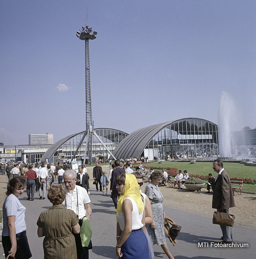 1968. szeptember 8. Látogatók a Budapesti Őszi Vásáron. MTI Fotó: Sziklai Dezső