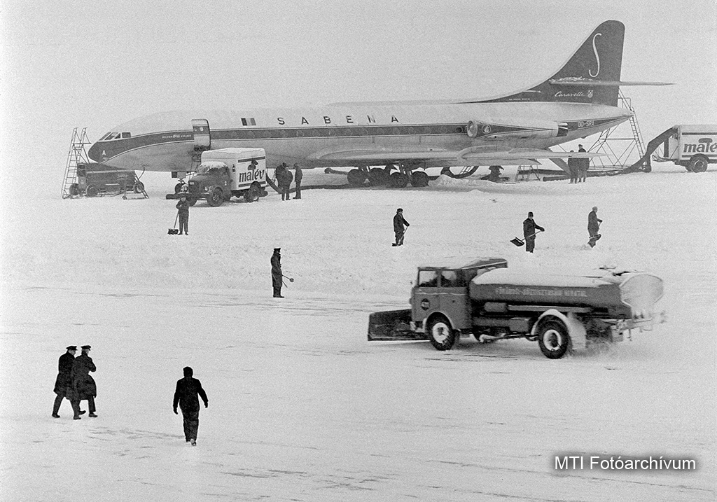 1963. december 17. Hóekével tisztítják a Ferihegyi repülőtér forgalmi előterét. A nagyarányú hóesés miatt a környező országok repülőterei már nem fogadják a repülőgépeket, de a budapesti légiforgalmi kikötő továbbra is fennakadás nélkül bonyolítja le a forgalmat. Folyamatosan dolgoznak a hómarók és hóekék, jégtelenítik és fűtik a repülőgépeket. MTI Fotó: Lajos György