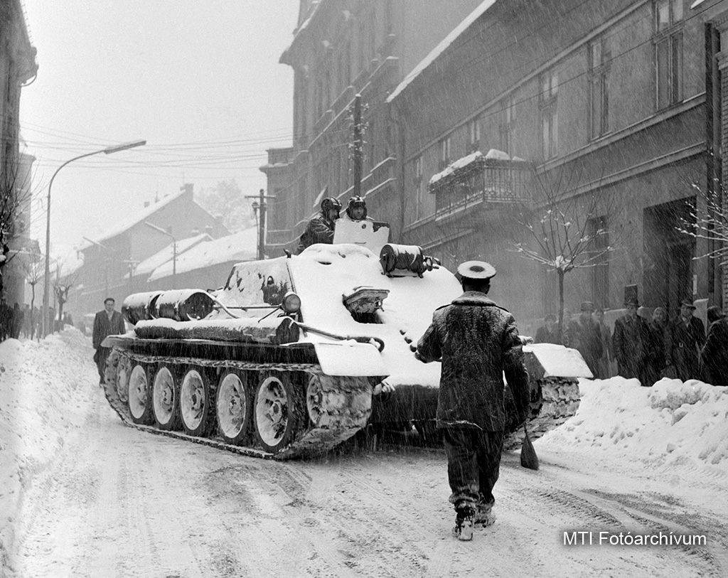 1963. december 21. A városi tanács kérésére lánctalpas, páncélozott harckocsival segíti a Magyar Néphadsereg egyik alakulata a hó eltakarítását Kaposvár főutcáiról. MTI Fotó: Bajkor József