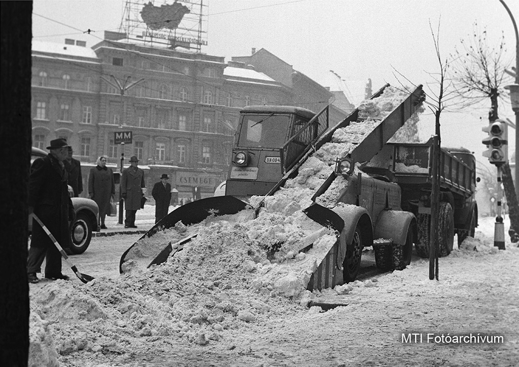 1960. január 13. A Fővárosi Köztisztasági Vállalat kotrógépe teherautóra rakja a havat. A gépet a Moszkvai Városi Tanács ajándékozta a Budapesti Fővárosi Tanácsnak. MTI Fotó: Vigovszki Ferenc 
