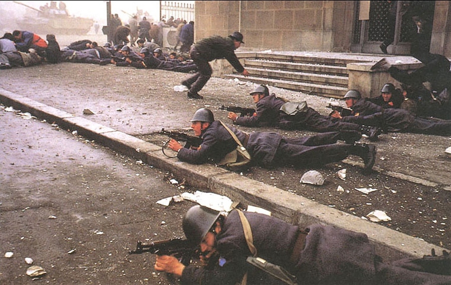 fighting-romanian-revolution-revolutia-romana-1989-romanian-men-army[1].jpg