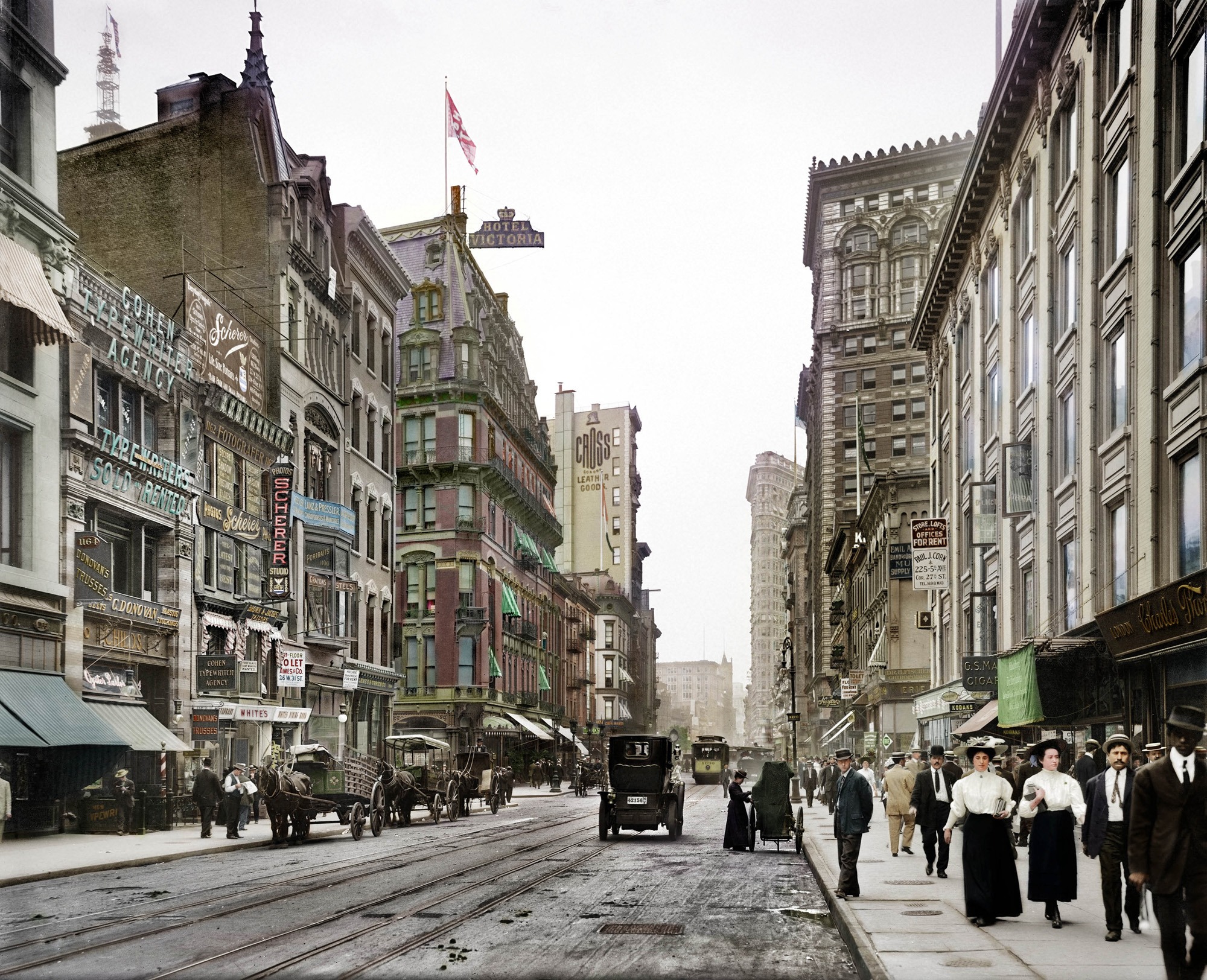 1910. New York, Broadway. Háttérben a Vasalóház.jpg