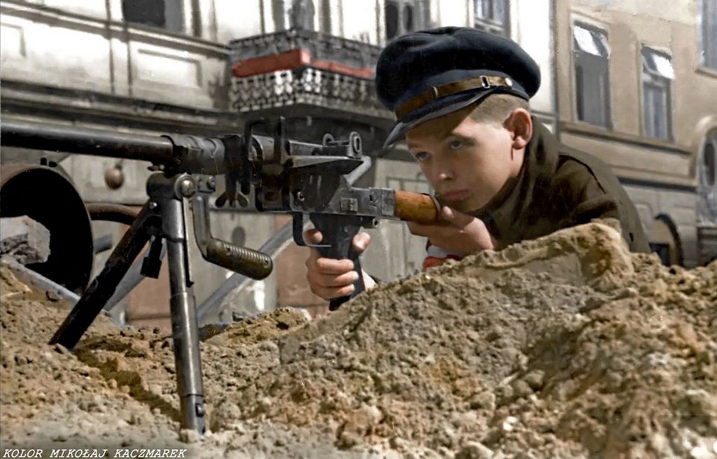 1944_augusztus_a_12_eves_smyk_egy_grb-39_nemet_paceltoro_puskaval.jpg